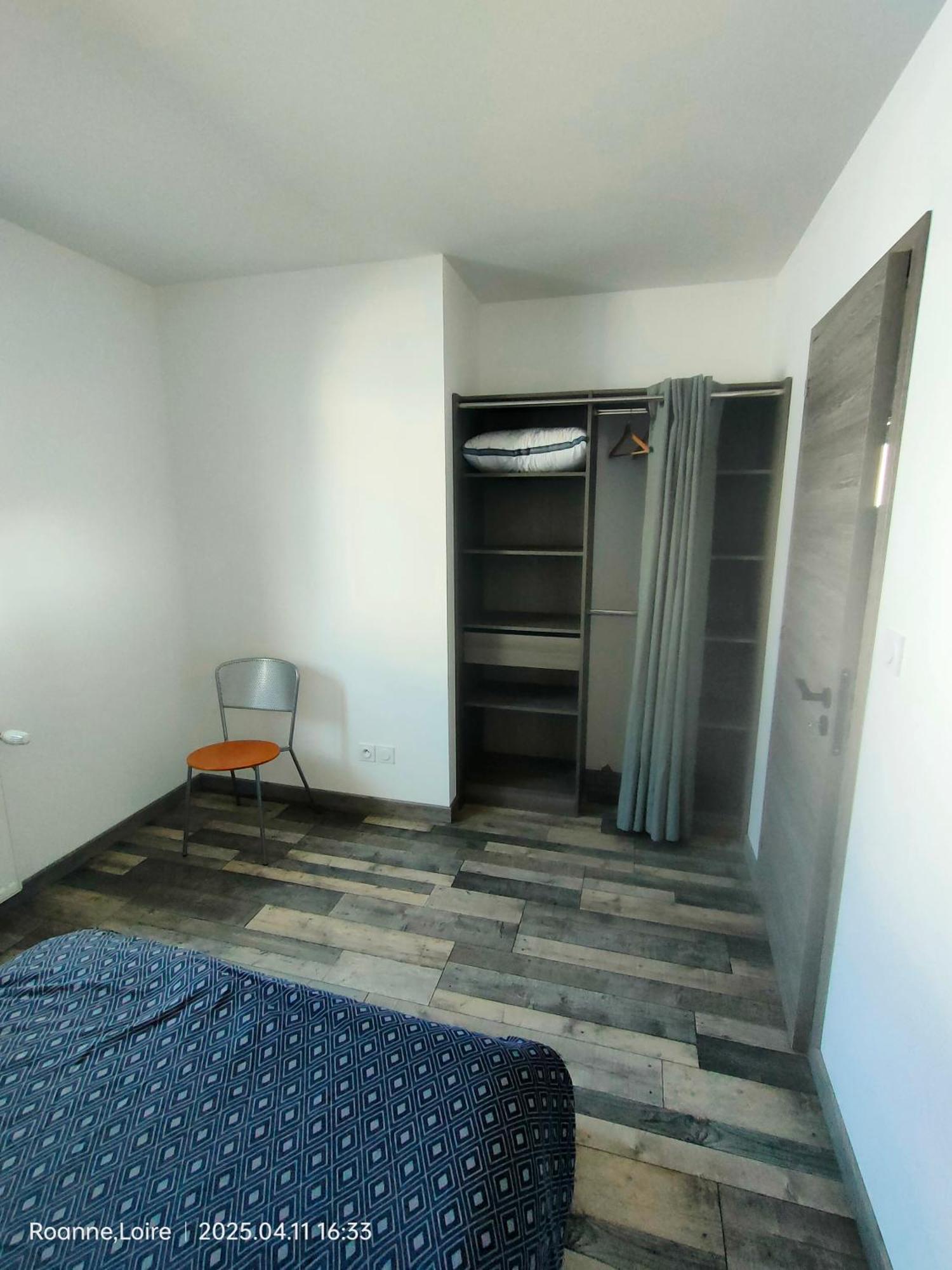 Chambre Dans Maison Plain-Pied Moderne Roanne Exterior foto